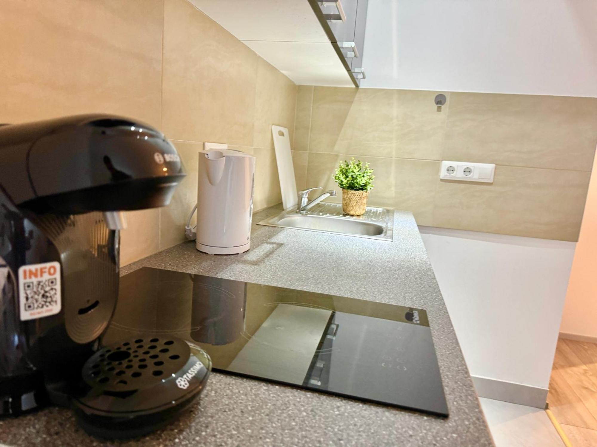 Stylish Schonbrunn Apartments With Free Parking 维也纳 外观 照片